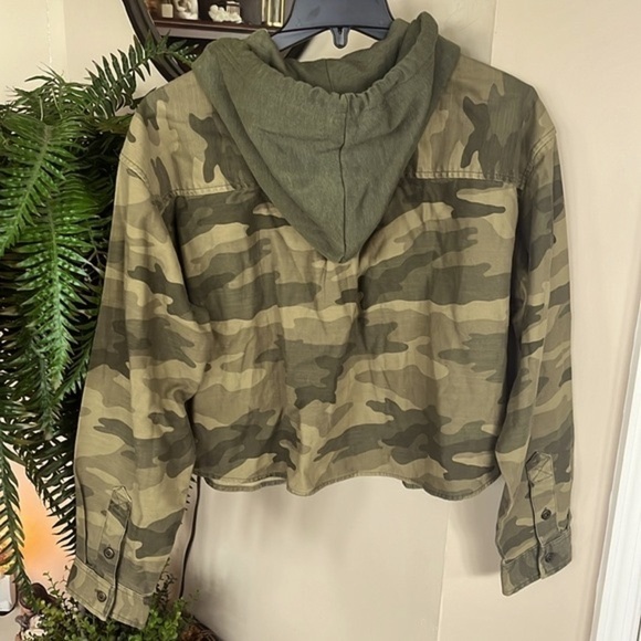 NWOT American Eagle Camouflage Cropped Button Up Hoodie Jacket Olive Shacket - Picture 9 of 13
